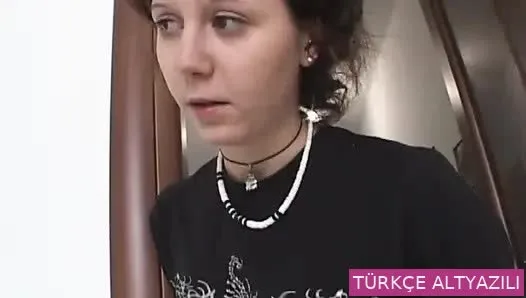 Genç bir erkek tarafından becerilen sevimli İtalyan milf